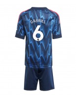 Otroške Nogometnih dresov Arsenal Gabriel Magalhaes #6 Gostujoči 2025-26 Kratki rokavi (+ hlače)